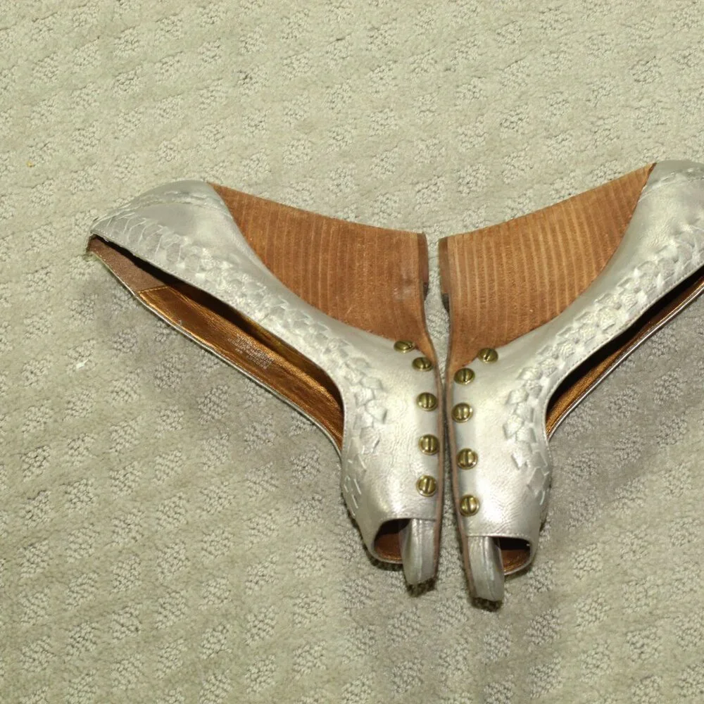 Zodiac USA Women's 8 Silver Leather Riveted Stacked Wedge 4.5